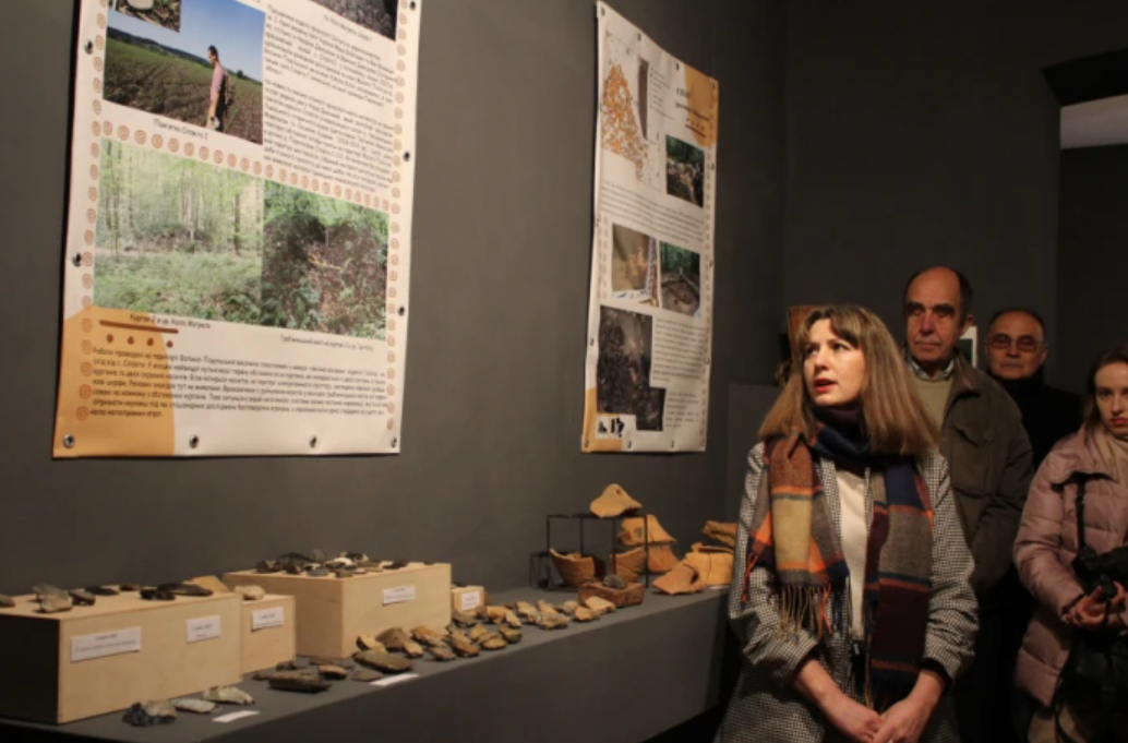 Відвідувачі виставки археологічних знахідок