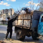 Мукачевські комунальники прибирають сміття. Фото: "Район. Мукачево"