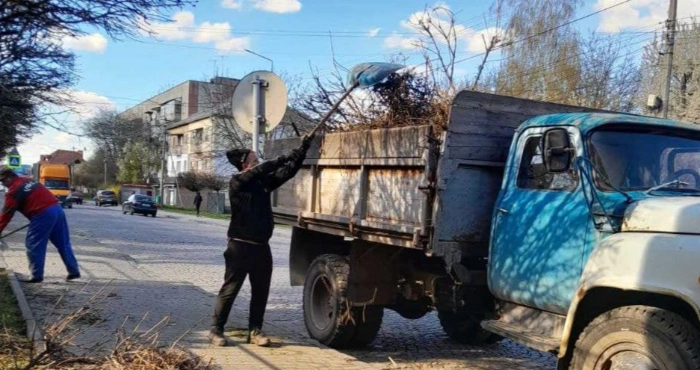 У Мукачеві прибрали два стихійні сміттєзвалища